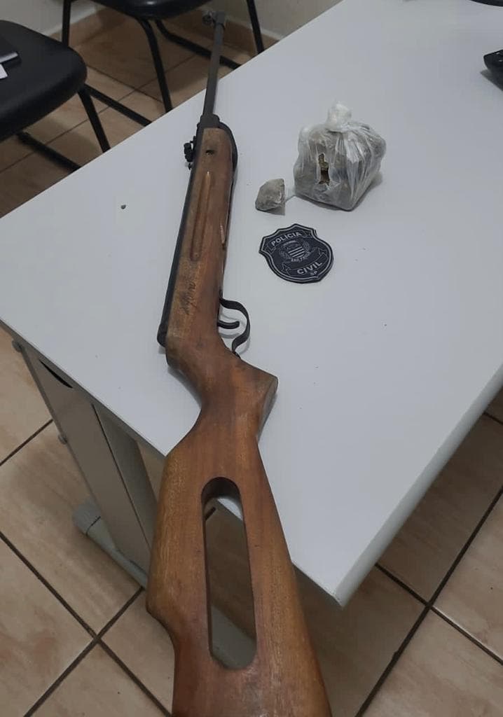 Arma supostamente utilizada por homem para ameaçar sua ex-companheira é apreendida no bairro Morada do Bosque, drogas formam encontradas