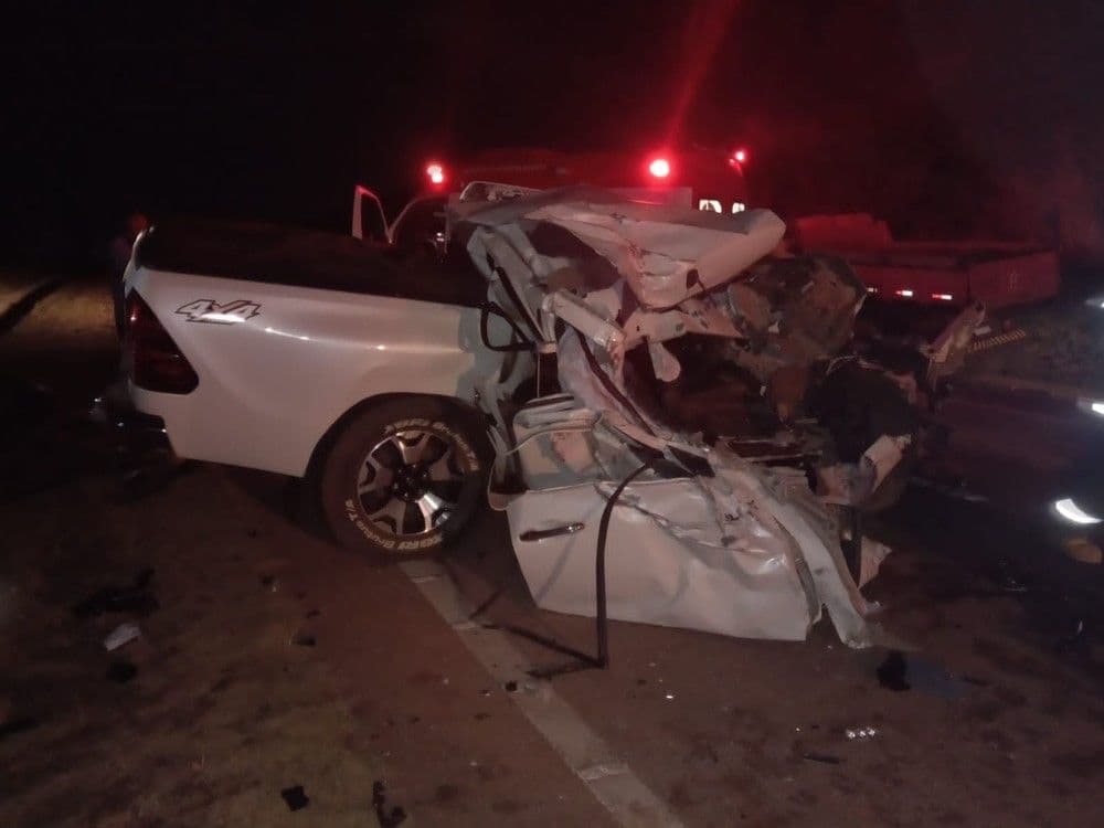 Grave colisão entre caminhonete e caminhão resulta em destruição total do veículo em rodovia do interior de São Paulo