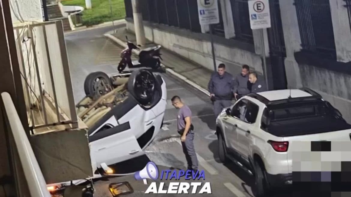 Colisão impactante no centro de Itapeva/SP: Carro em movimento bate em veículo estacionado e capota