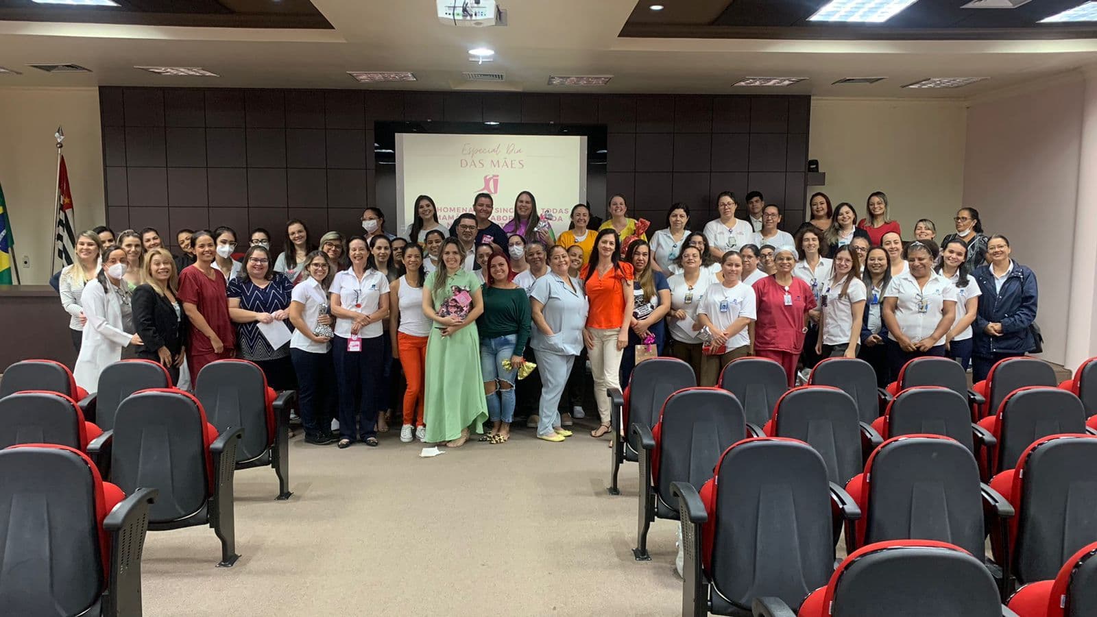 A Santa Casa de Misericórdia de Itapeva celebrou o dia das mães com uma homenagem às colaboradoras