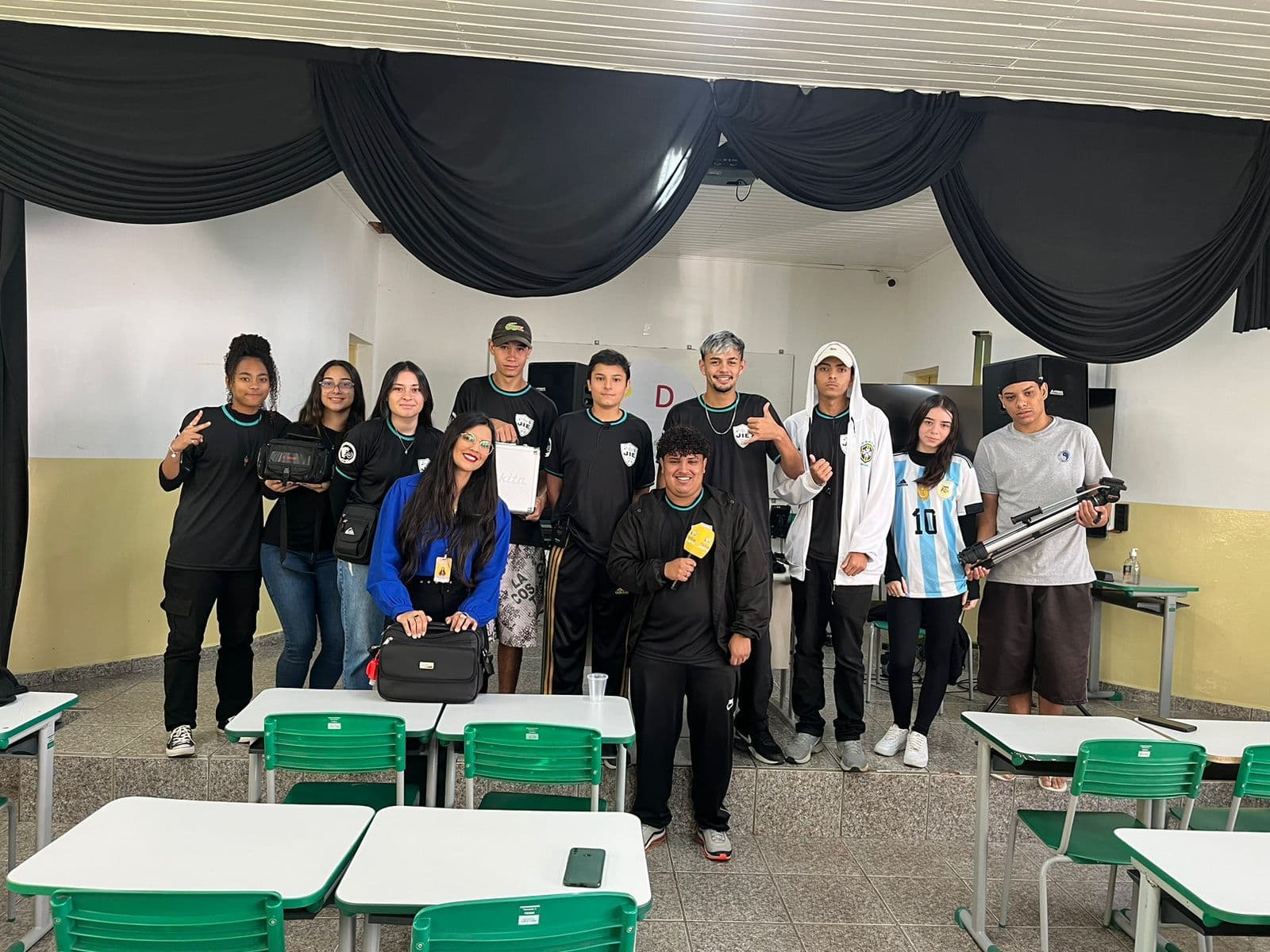 A jornalista Gleyce Dornelas recebeu um convite do professor Flavio Lara para participar de uma eletiva de profissões na escola PEI Jeminiano David Muzel