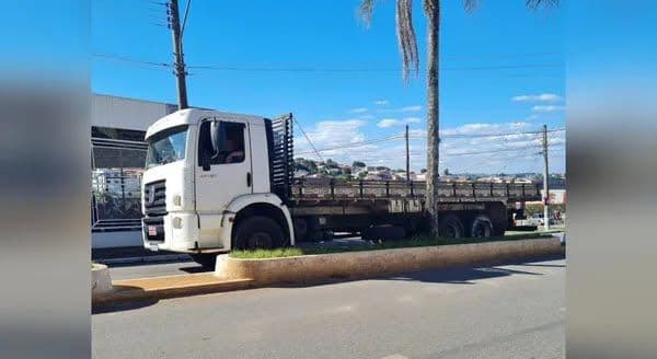 Caminhoneiro embriagado é preso após dirigir na contramão em avenida de Itapeva