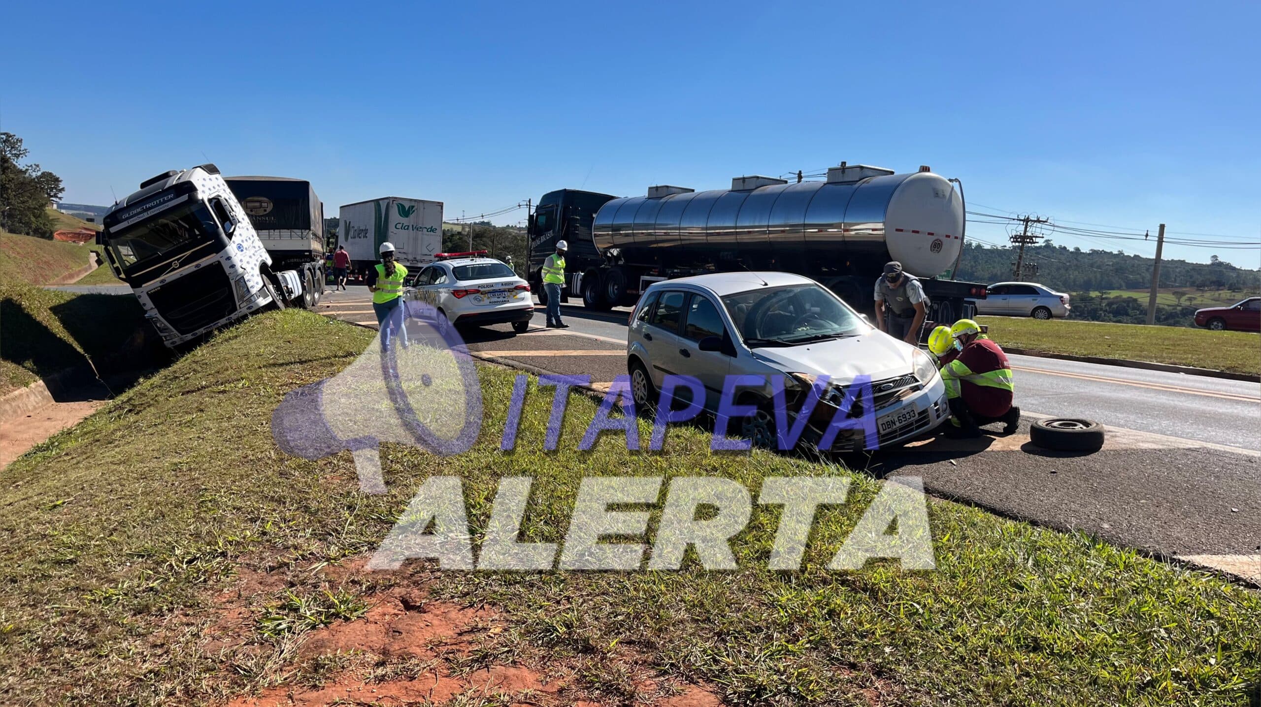 Acidente entre um carro e uma carreta na Rodovia SP 258, próximo à base da polícia rodoviária de Itapeva/SP