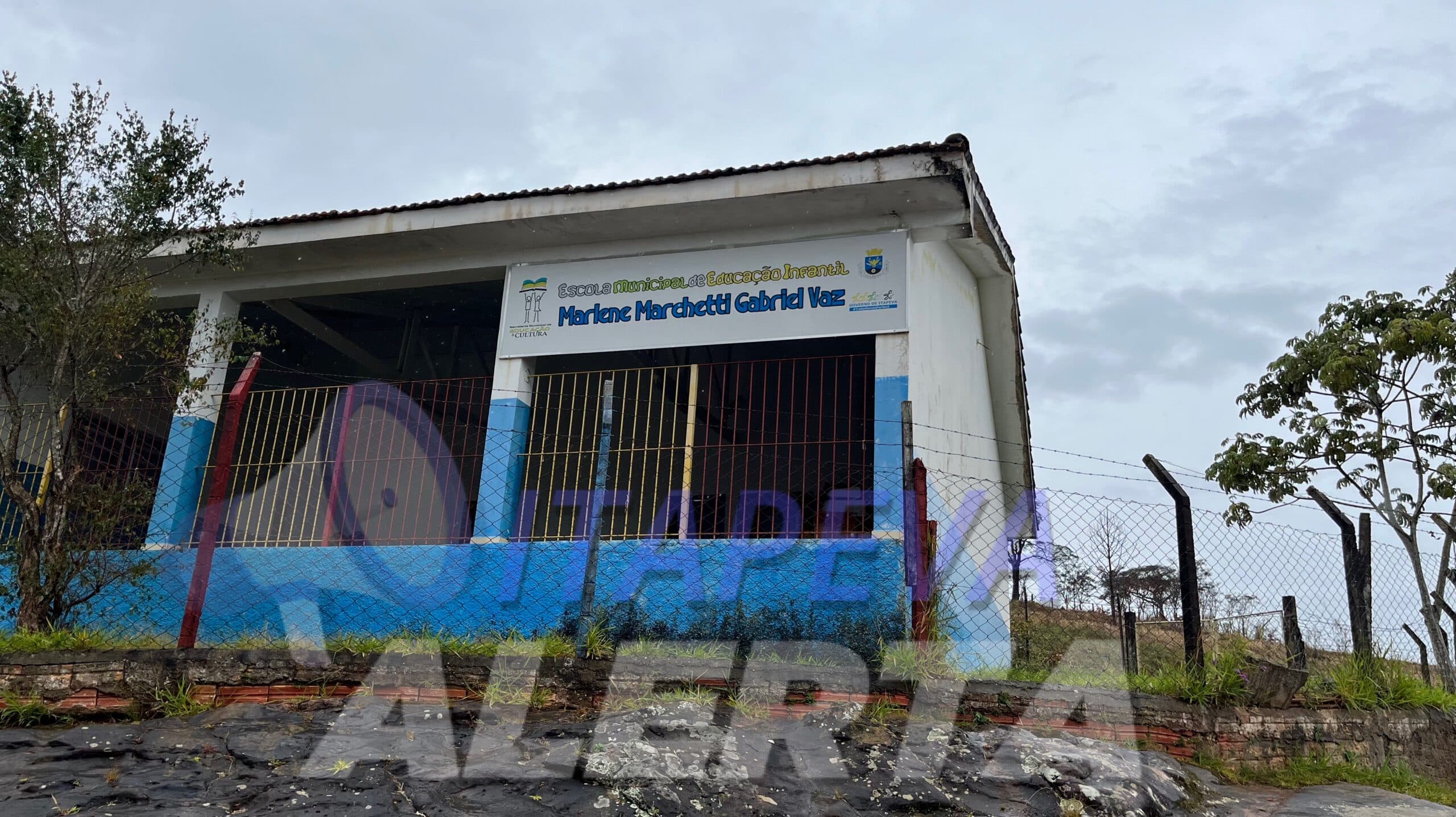 Caseiro é ameaçado por homem armado no portão da Escola Marlene Marchetti Gabriel Vaz, Vila São Benedito em Itapeva/SP