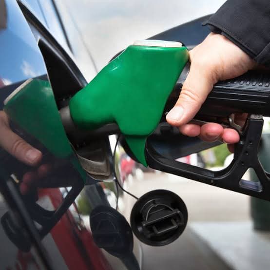 Petrobras anuncia redução no preço da gasolina, alcançando menor valor em dois anos
