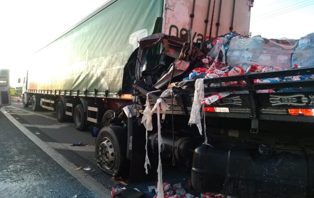 Motorista fica gravemente ferido em acidente envolvendo duas carretas na Rodovia Raposo Tavares, em Itapetininga