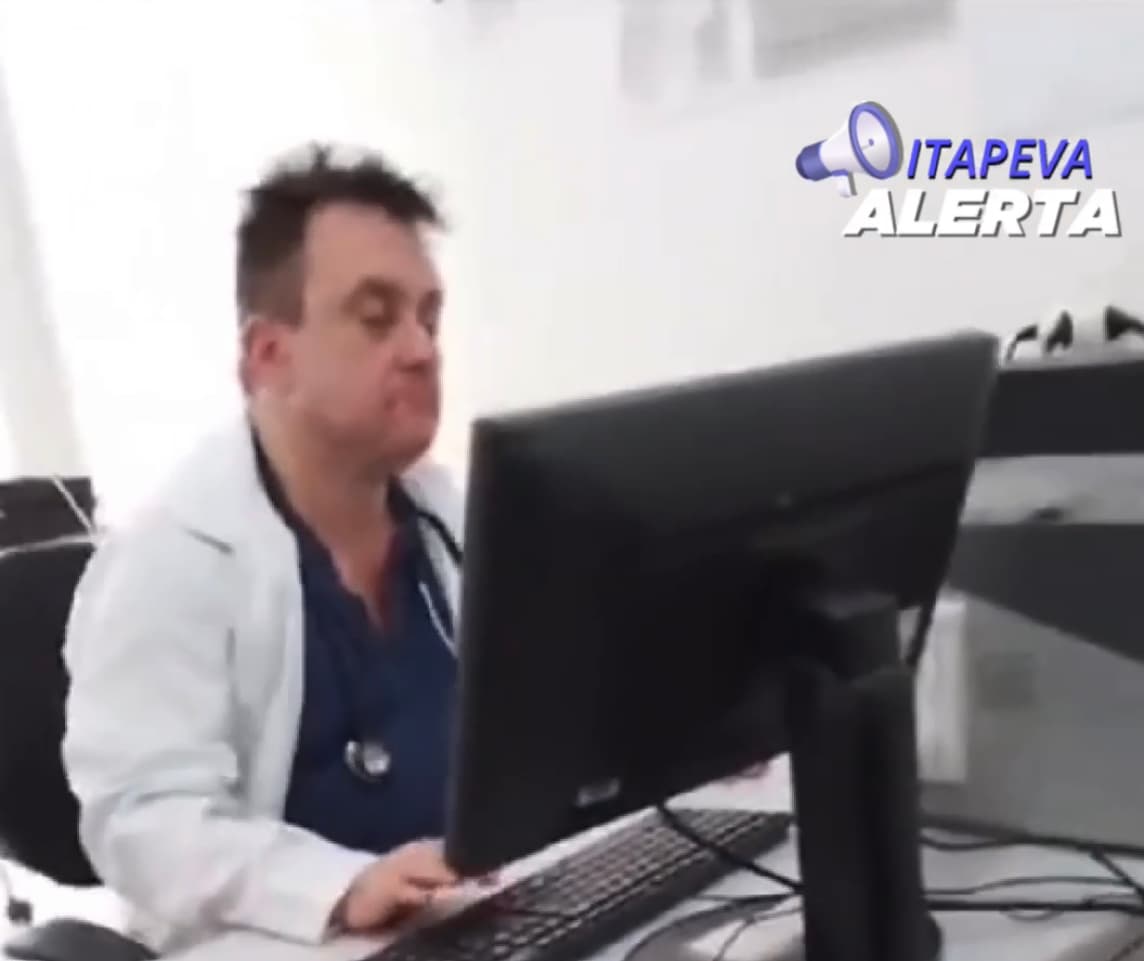 Um médico visivelmente embriagado foi flagrado atendendo uma idosa.