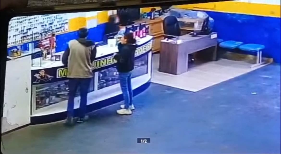 Flagrante de Casal em Atividade Criminosa: Câmeras de Segurança Revelam Furto em Comércio de Itapeva/SP”