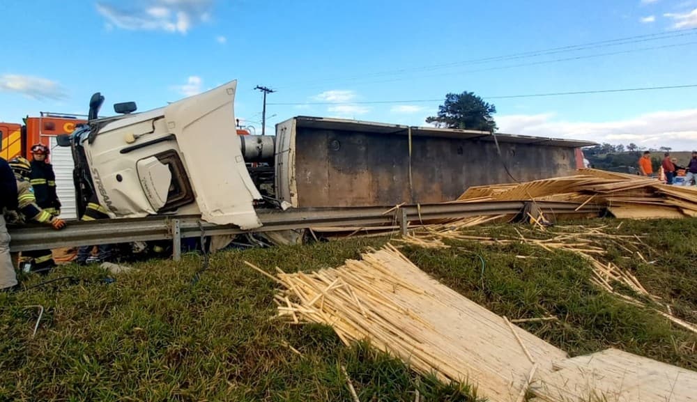 Caminhão tomba na Rodovia Francisco Alves Negrão e mobiliza bombeiros de Itararé