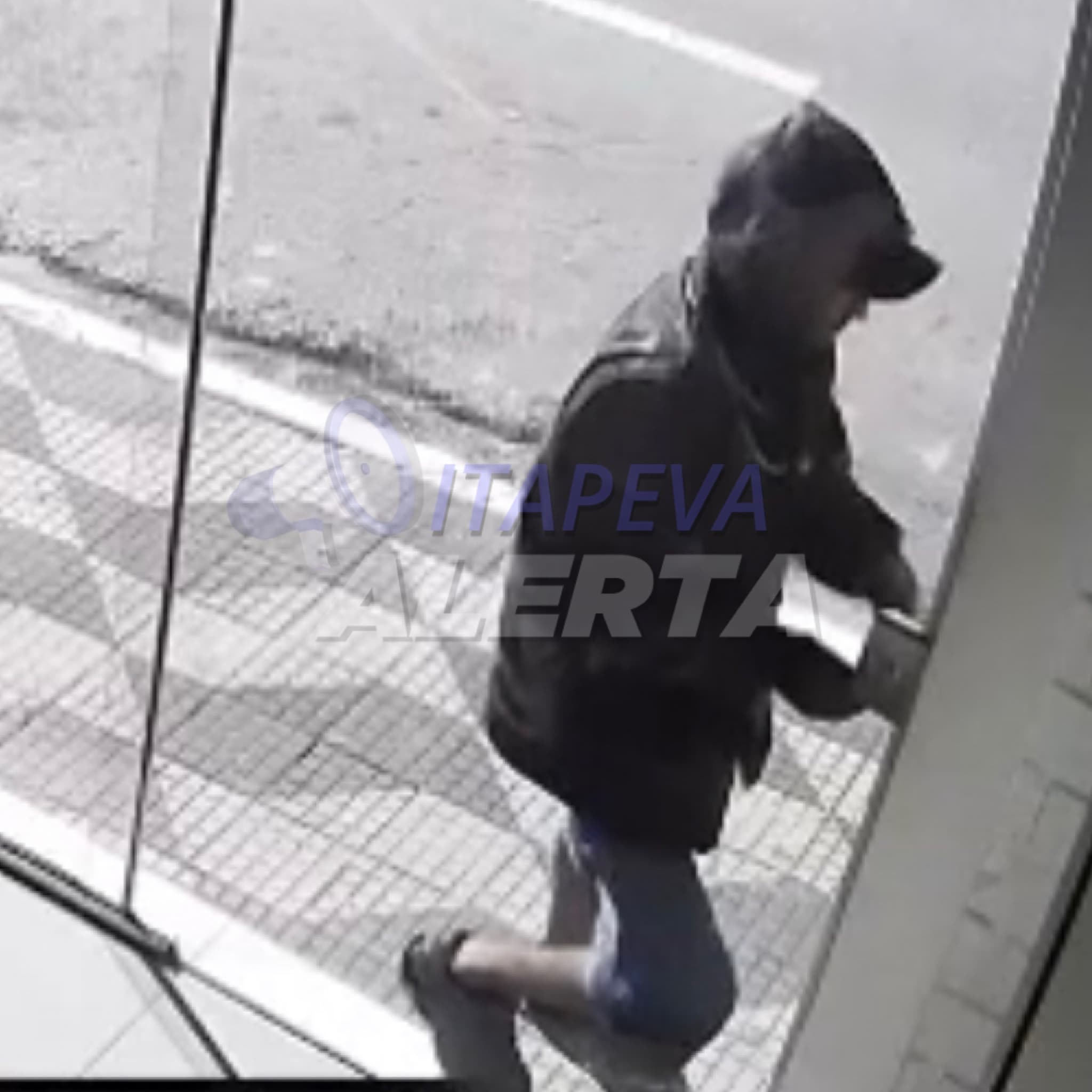 Dupla de ladrões furtam loja no centro de Itapeva/SP deixando prejuízo de mais de 15 mil reais