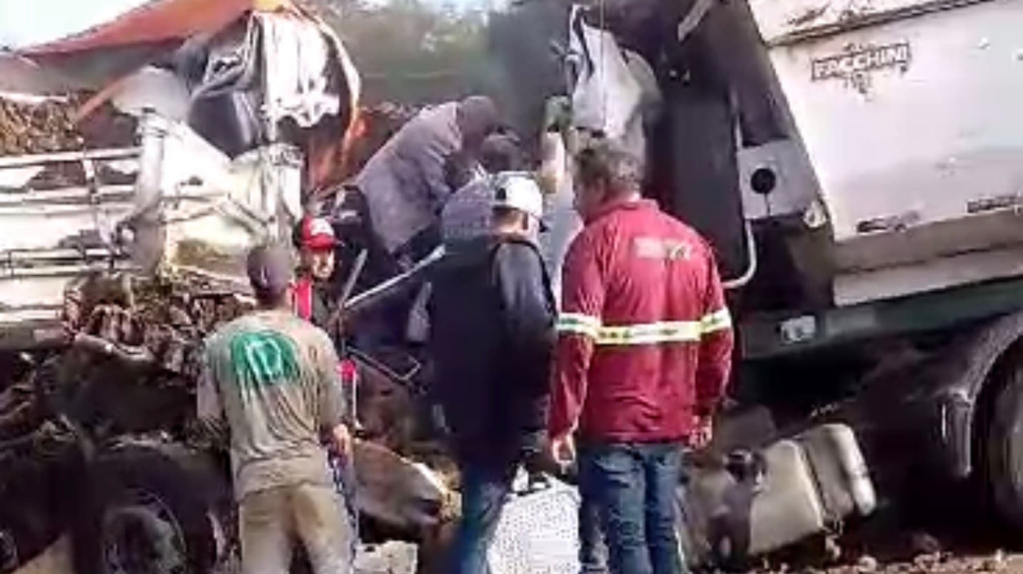 Colisão entre carretas deixa motorista ferido e provoca interdição de rodovia em Itaí/Sp