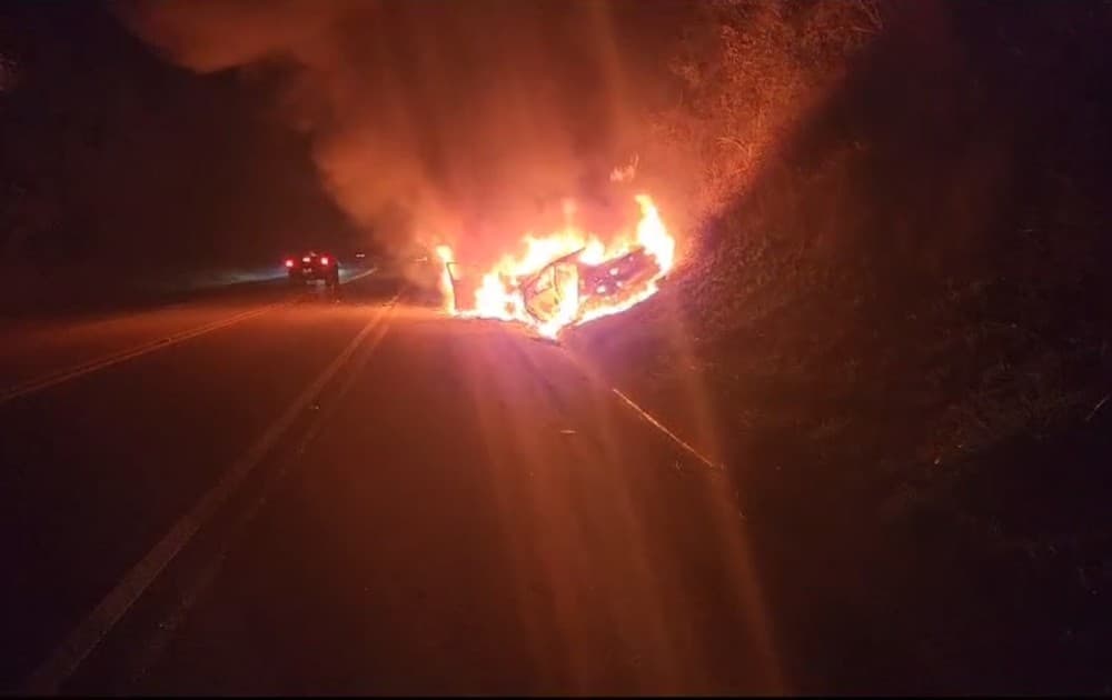 Colisão frontal causa incêndio em carros e deixa feridos na rodovia Raposo Tavares em Itapetininga