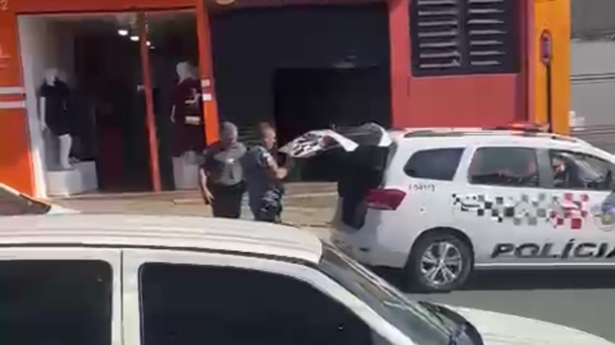 Homem é flagrado andando nu, no centro de Itapeva, ele possui deficiência intelectual