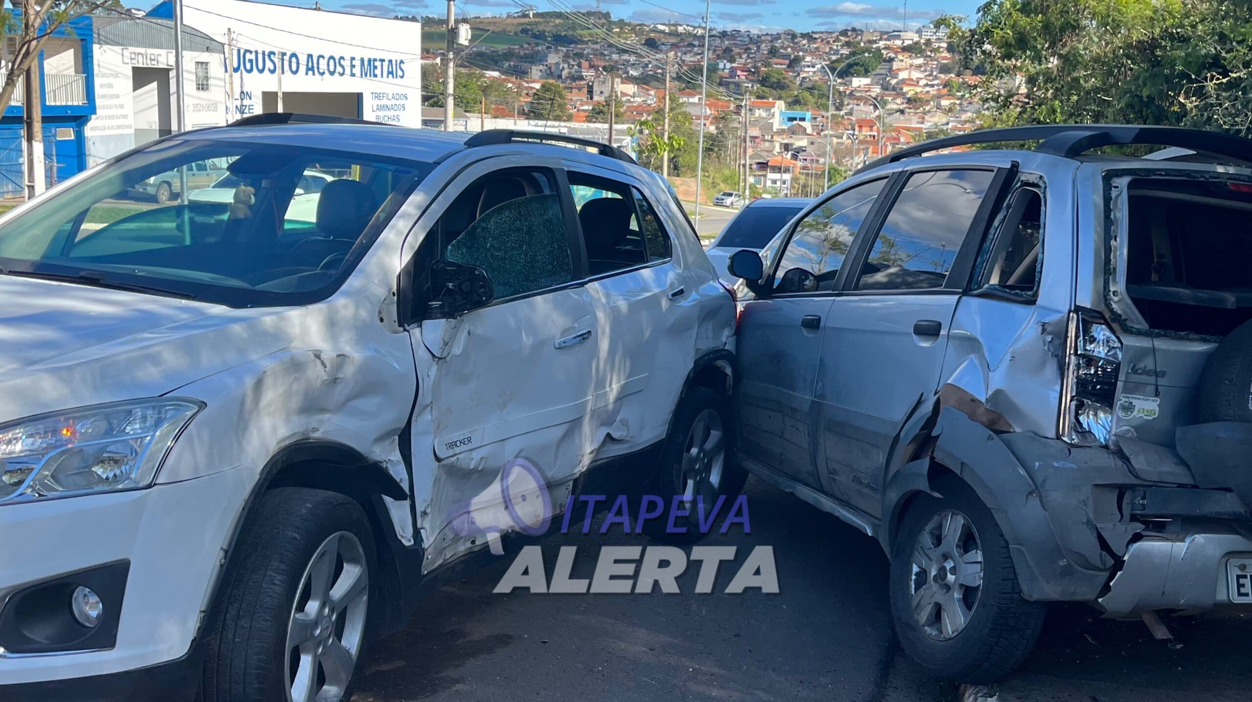 Adolescente de 15 anos dirigindo um carro em alta velocidade bate em um veículo estacionado em Avenida de Itapeva/SP