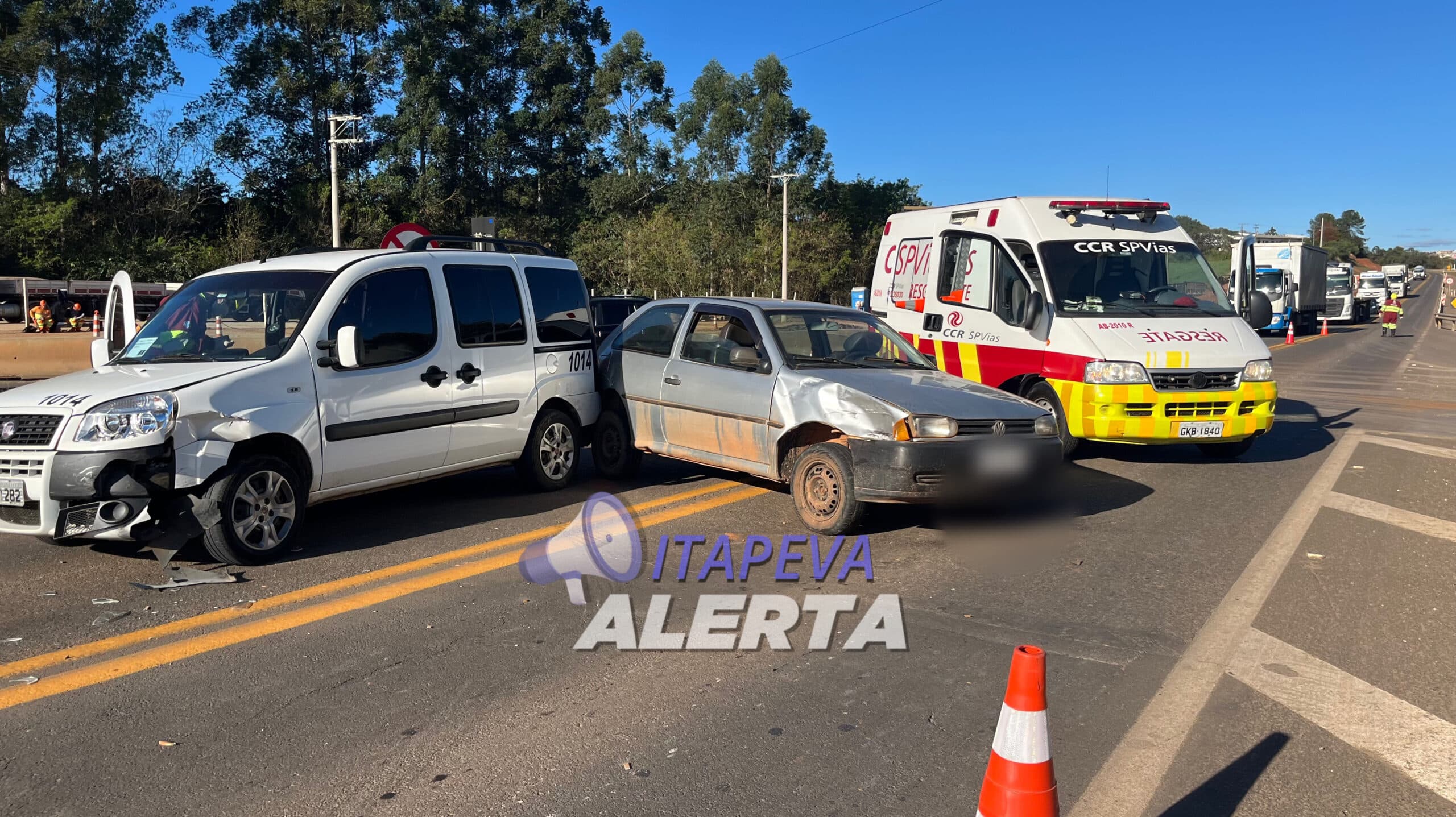 Acidente envolve 3 veículos na Rodovia Francisco Alves Negrão em Itapeva/SP
