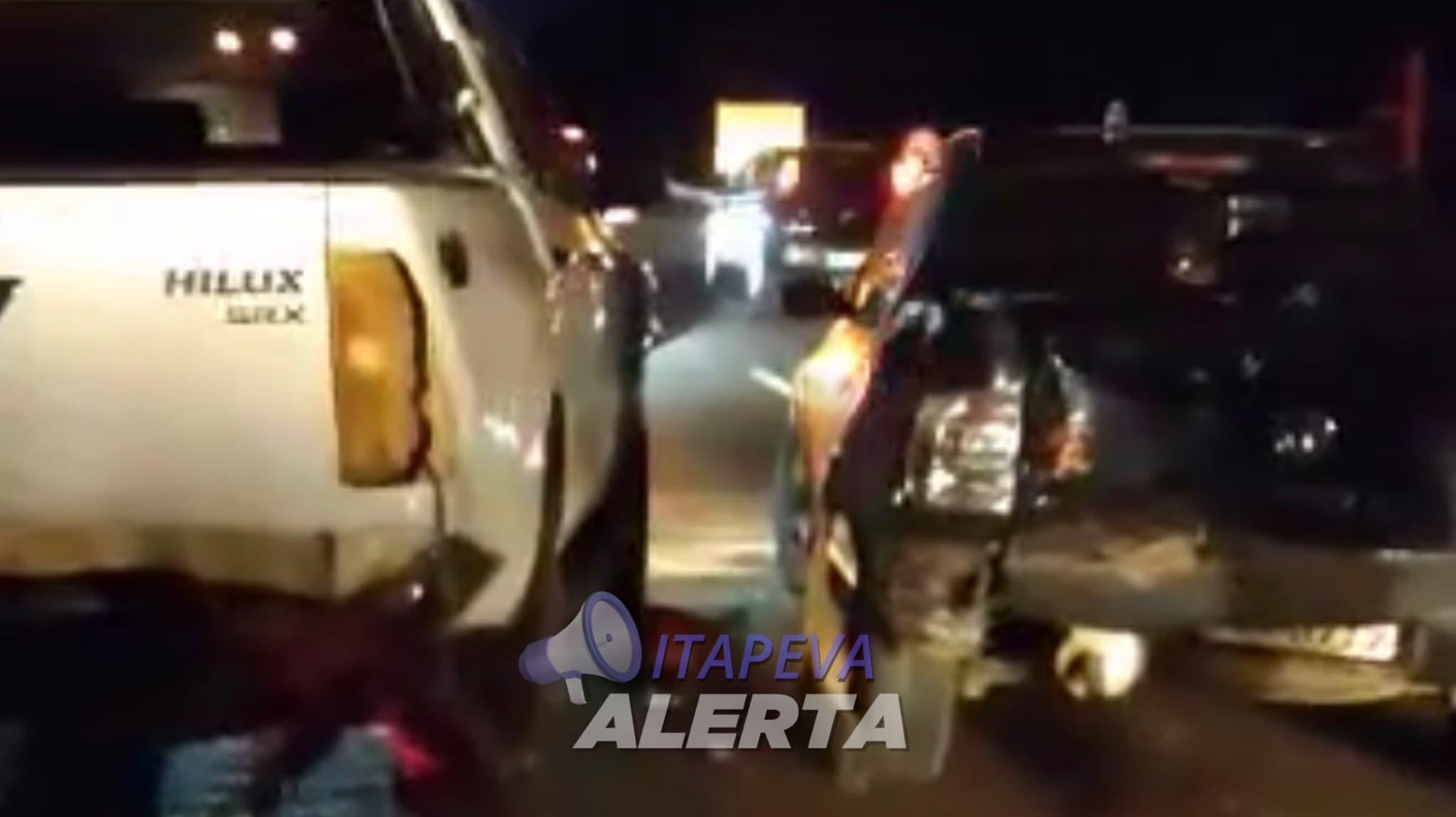 Engavetamento entre quatro veículos, deixa três feridos e muitos estragos nos carros envolvidos, na SP-258 Itapeva/SP