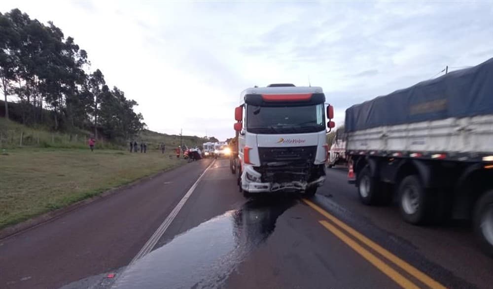 Acidente entre carro e caminhão provoca morte de motorista em rodovia de Avaré