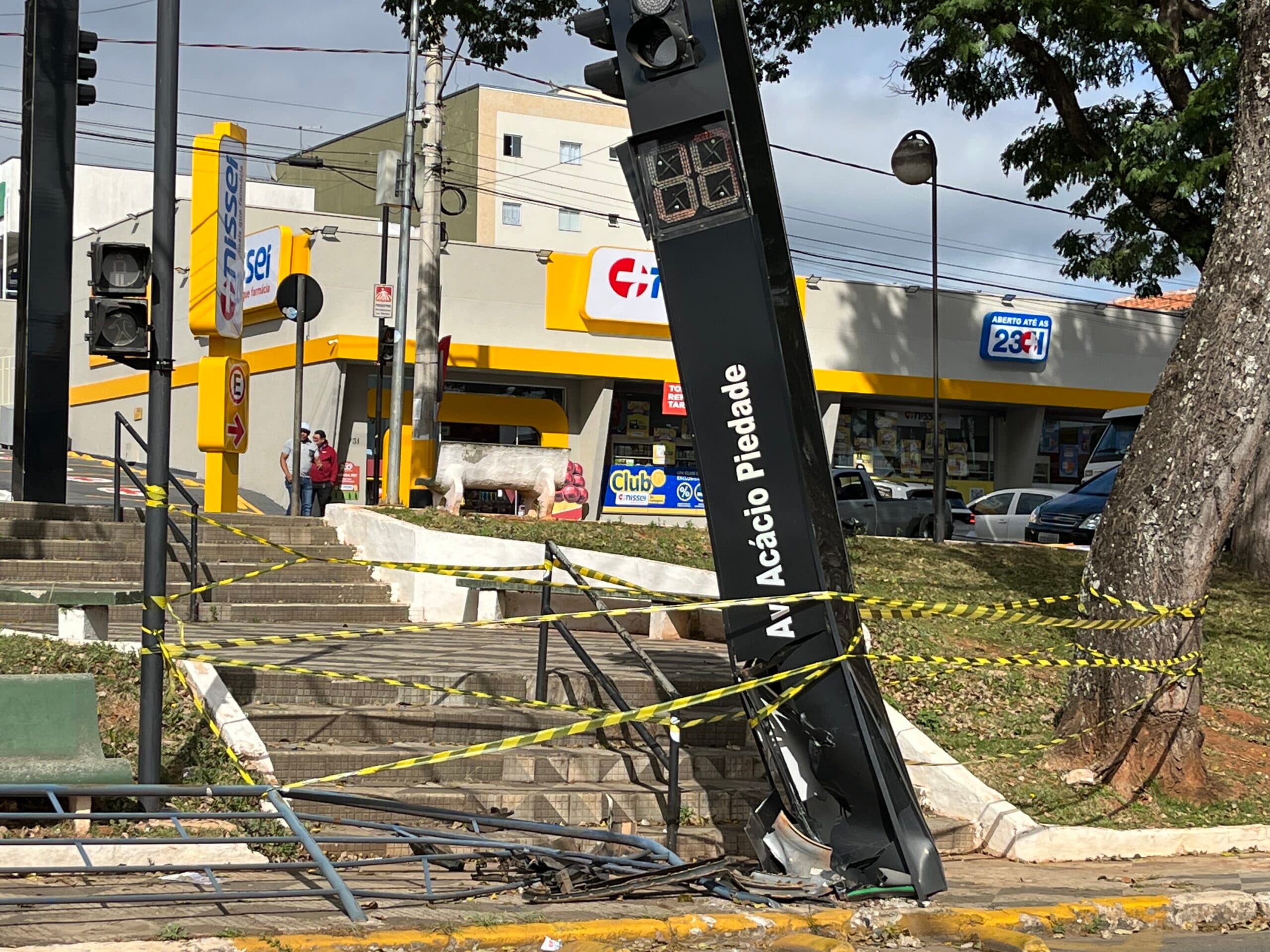 Semáforo em formato de totem fica destruído após ser atingido por um veículo na Avenida Acácio Piedade, Itapeva/SP