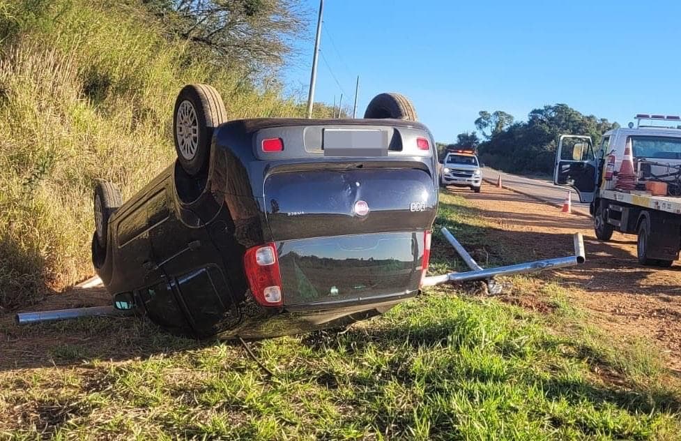 Mãe e Filho saíram Ilesos Após Carro Capotar na Rodovia SP-181 Entre Capão Bonito e Ribeirão Grande
