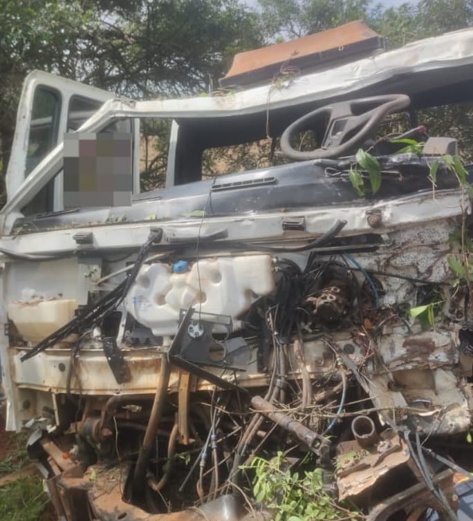 Motorista perde controle de caminhão após estouro de pneu em vicinal de Buri