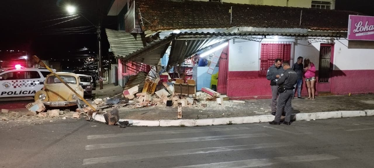 Carro atinge muro de mercearia, causando desabamento