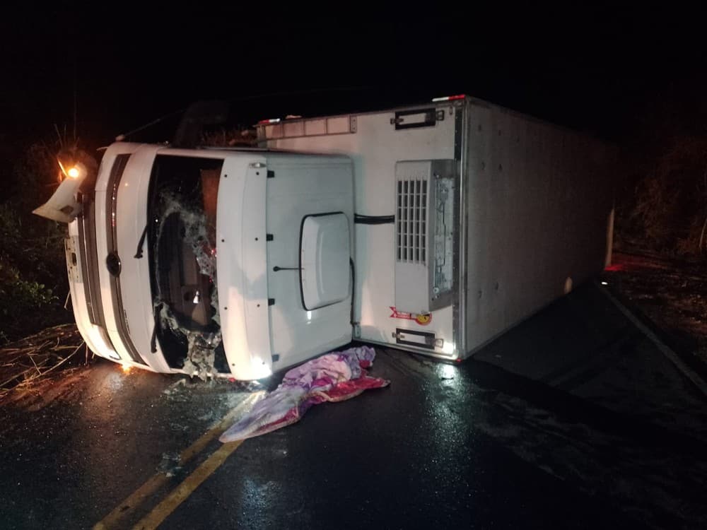 Caminhão tomba em rodovia de Itaporanga e deixa motorista ferido