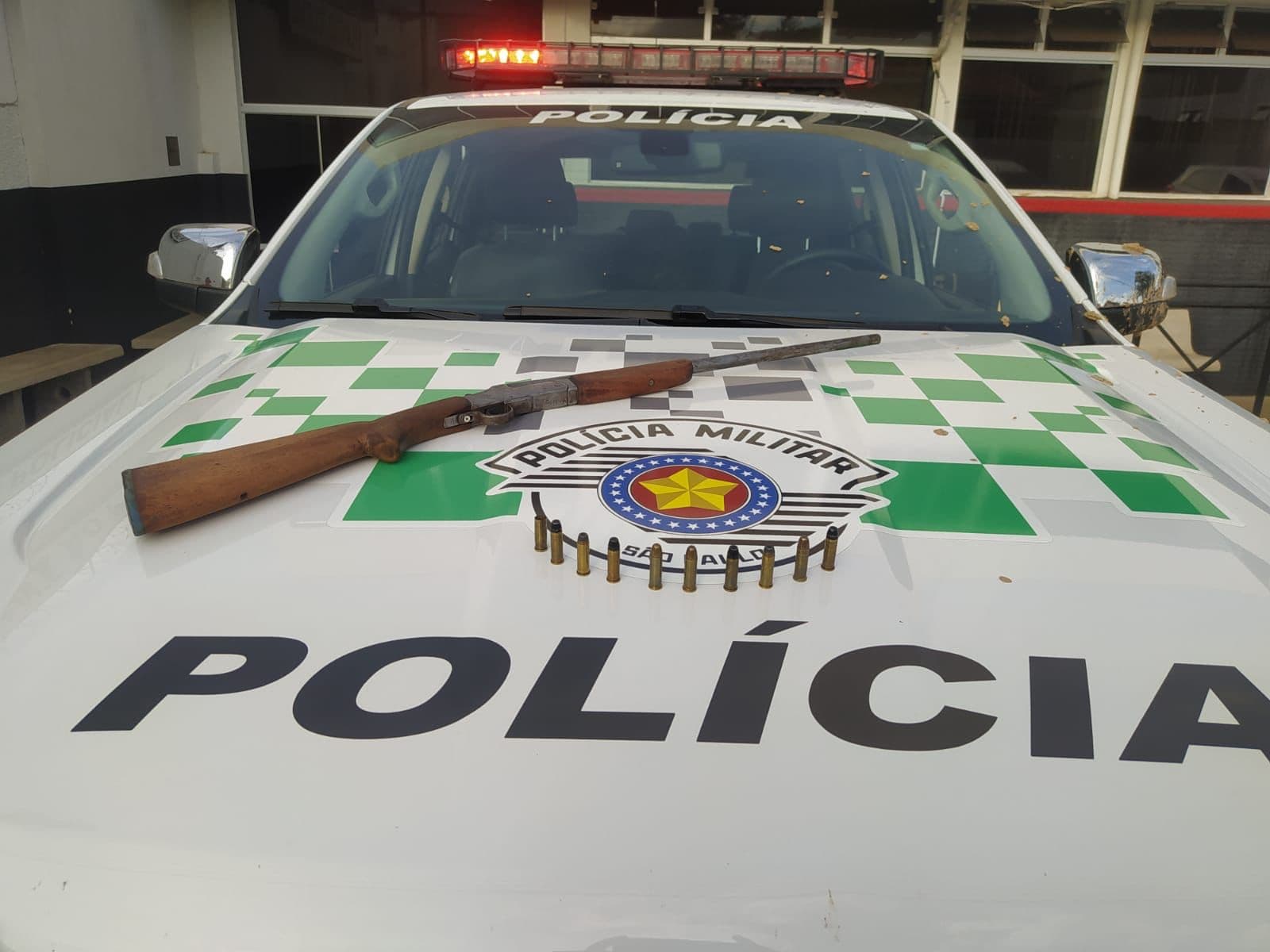 Polícia Militar Ambiental detém três indivíduos por porte irregular de arma de fogo em Itapeva/SP