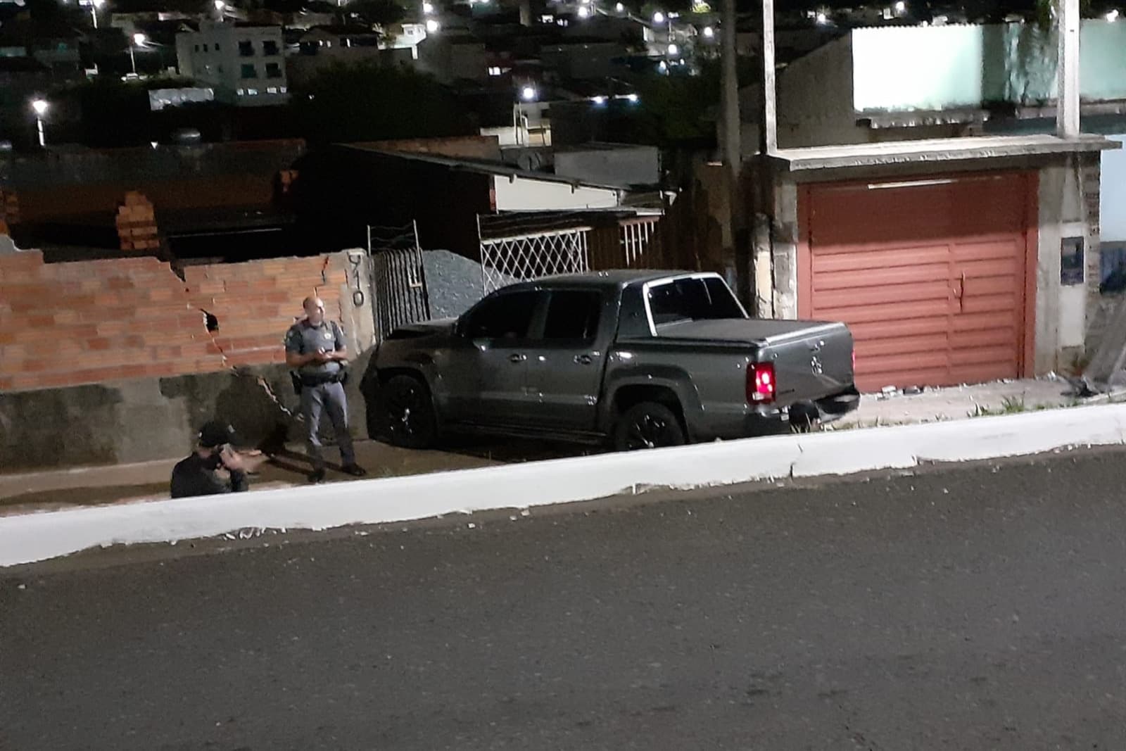 Motorista tem mau súbito, atinge poste e muro de uma construção em Itapeva/SP