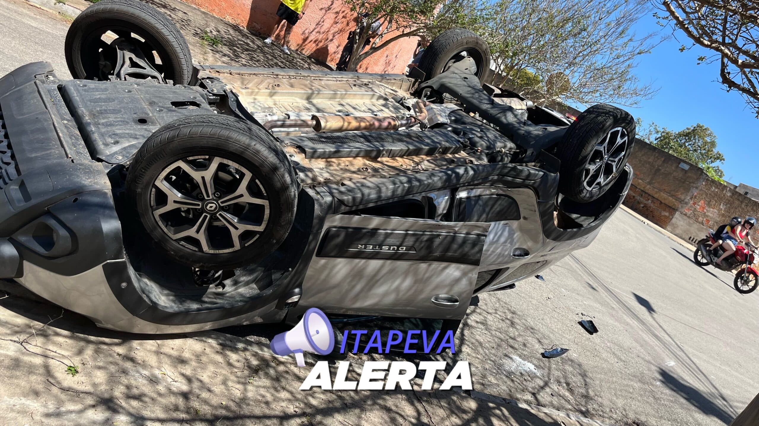 Veículo tomba após ser atingido por carro que não respeitou placa de pare