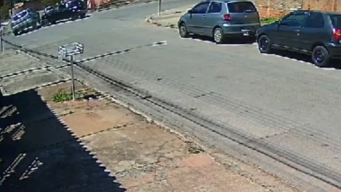 Momento do acidente que levou ao tombamento de um veículo