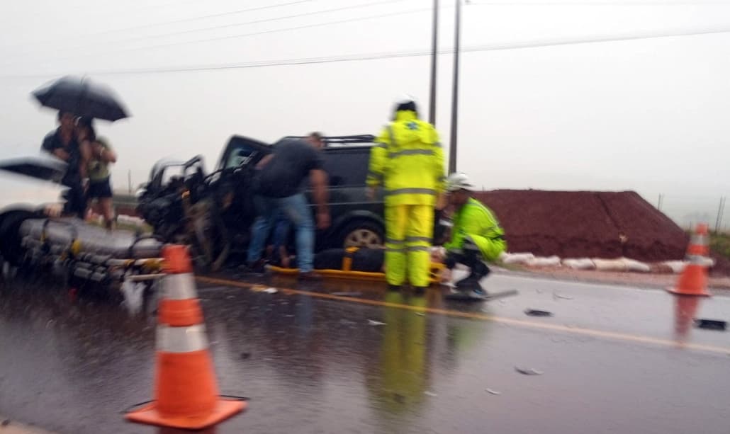 Acidente na SP-255: colisão frontal sob chuva próximo a Itaí deixa quatro feridos