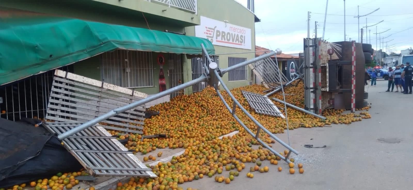 Caminhão carregado com laranjas perde freio e tomba em Buri