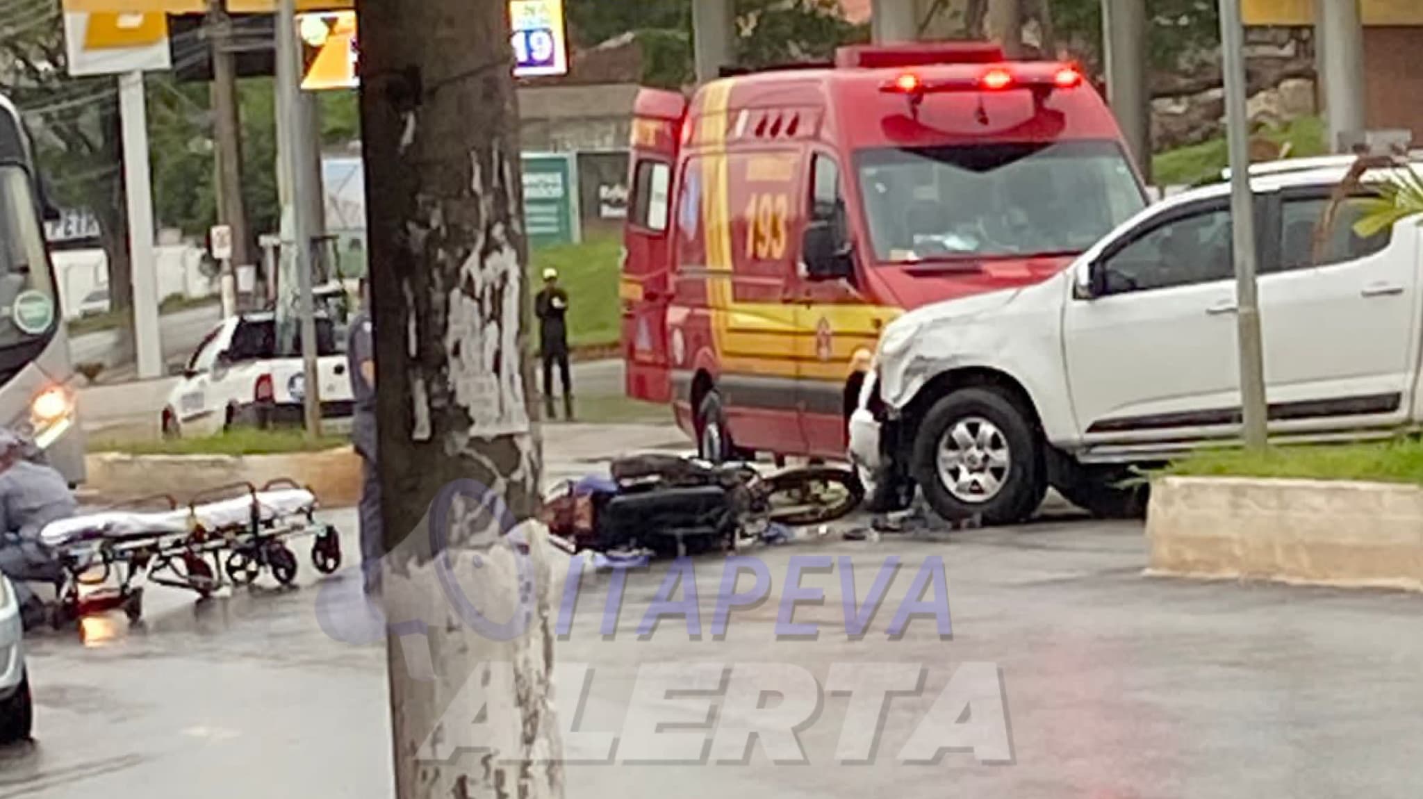 Acidente entre uma moto e um carro na Avenida Paulinha de Moraes, Itapeva/SP