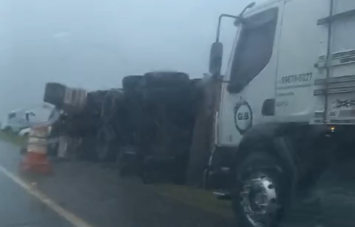 Acidente na Rodovia Francisco Alves Negrão deixa carreta tombada