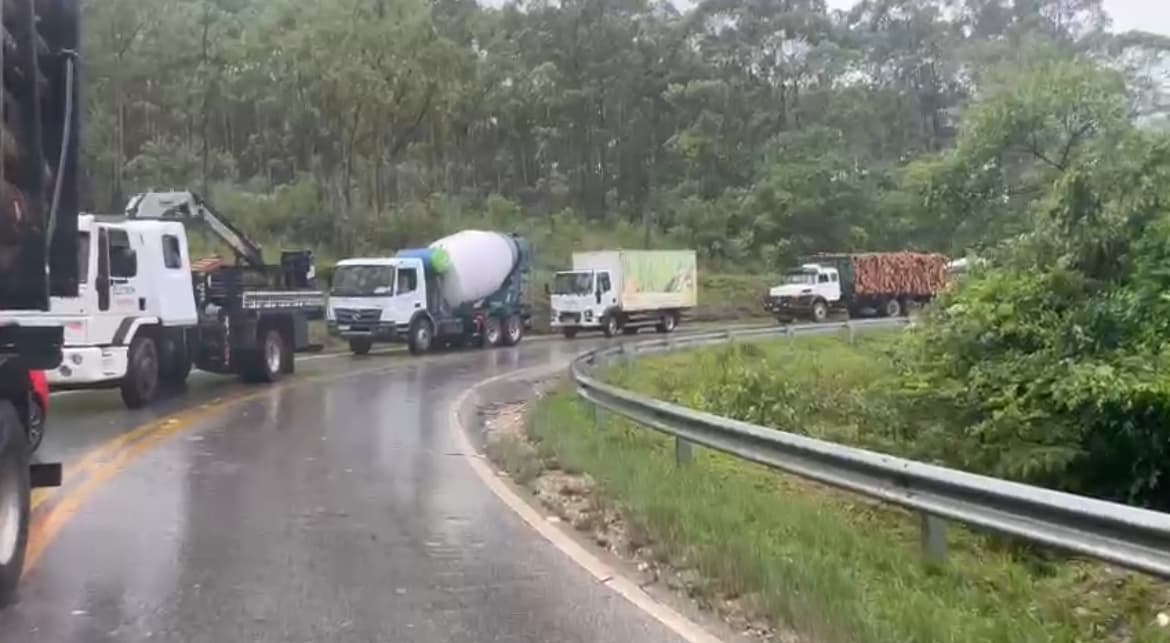 Queda de fio de energia na rodovia Pedro Rodrigues Garcia causa interdição de mais de 4 Km