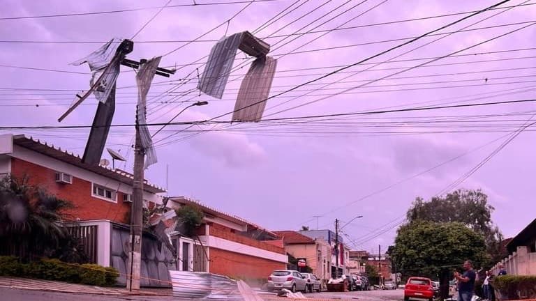 Fortes chuvas acompanhadas de rajadas de vento de grande intensidade atingiram a cidade de Itapeva e região na tarde da última sexta-feira (03/11)