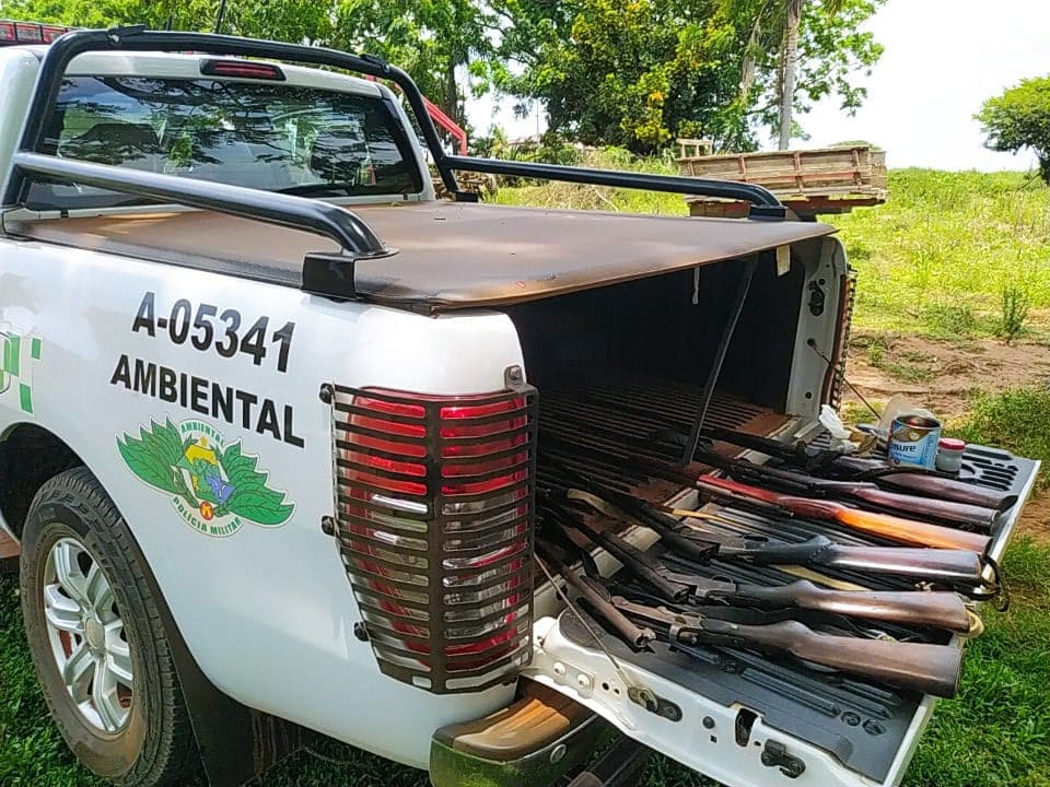 Espingardas e munições são apreendidas pela Polícia Militar Ambiental na zona rural de Itapeva/SP