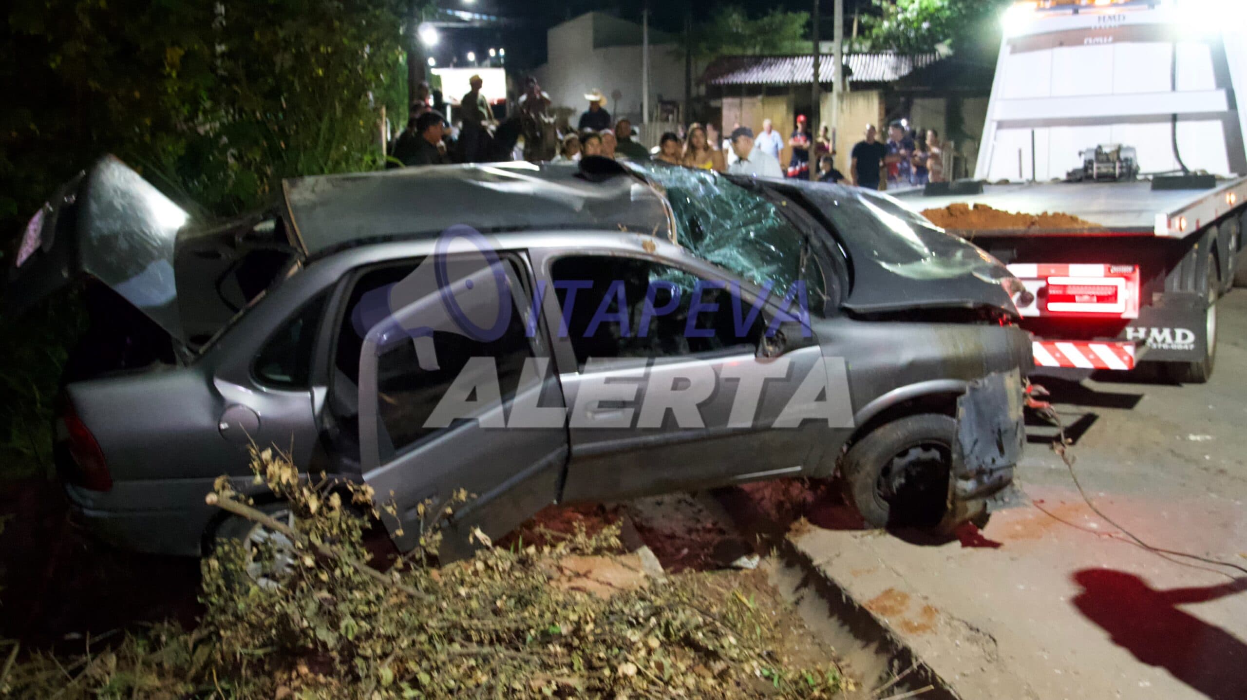 Grave acidente no Bairro de Cima deixa jovem ferido e veículo cai dentro de uma propriedade