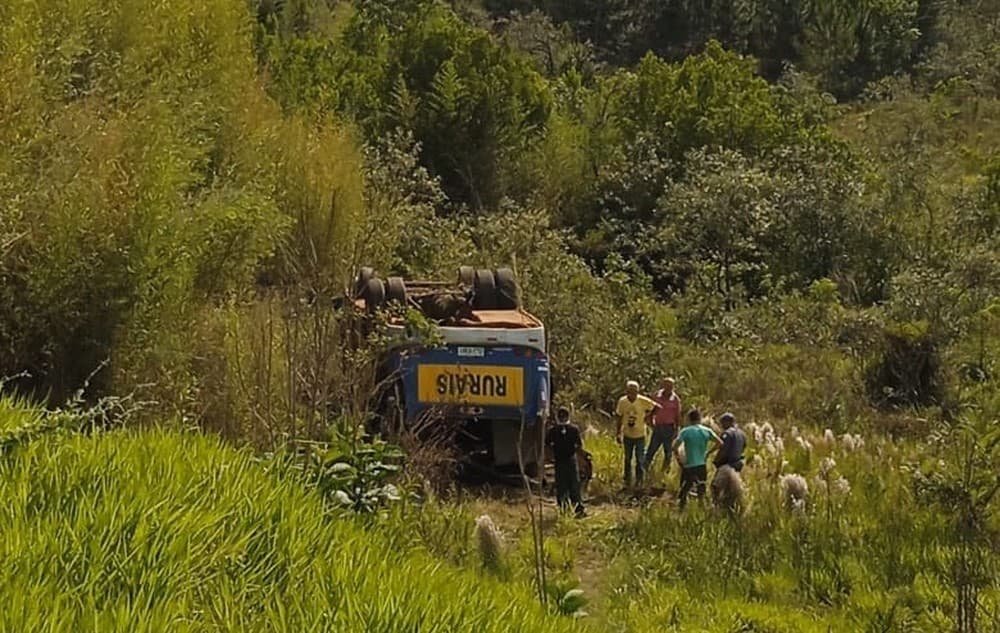 Acidente na Estrada Vicinal Padre Léo Kruch em Avaré deixa trabalhadores rurais feridos