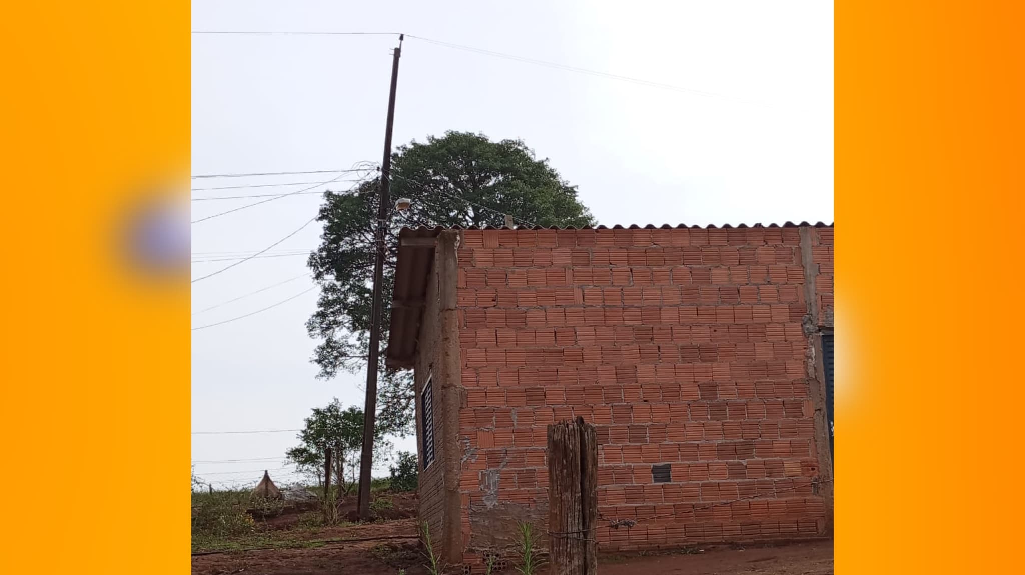 Postes ameaçam destruir residências e moradores do Quilombo do Jaó são obrigados a deixar suas casas