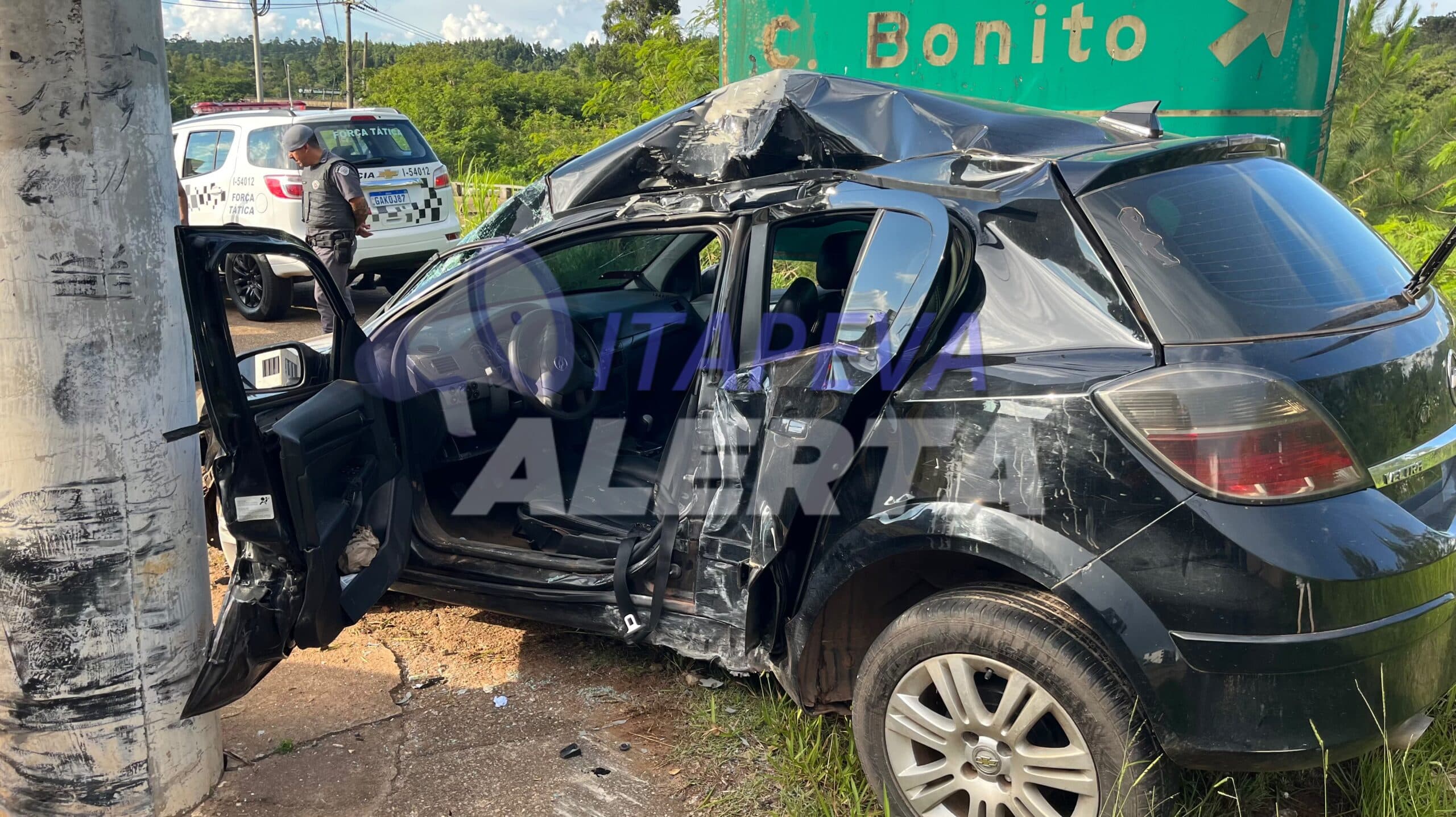 Jovem de 21 anos bate veículo em poste, tirando “racha” em Avenida de Itapeva/SP