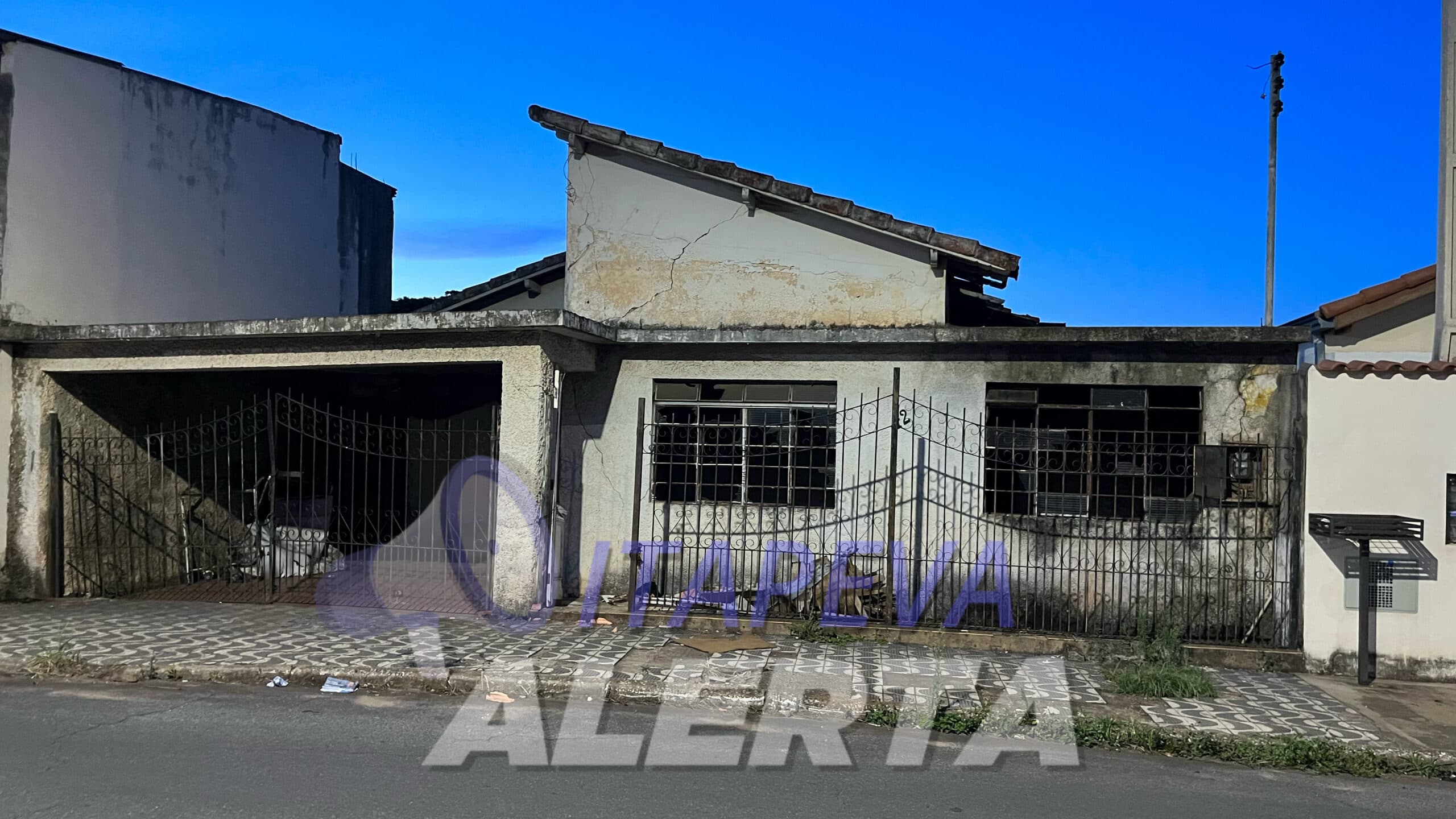 Pessoas em situação de rua ateiam fogo em casa abandonada e ameaçam moradores do Jardim Ferrari