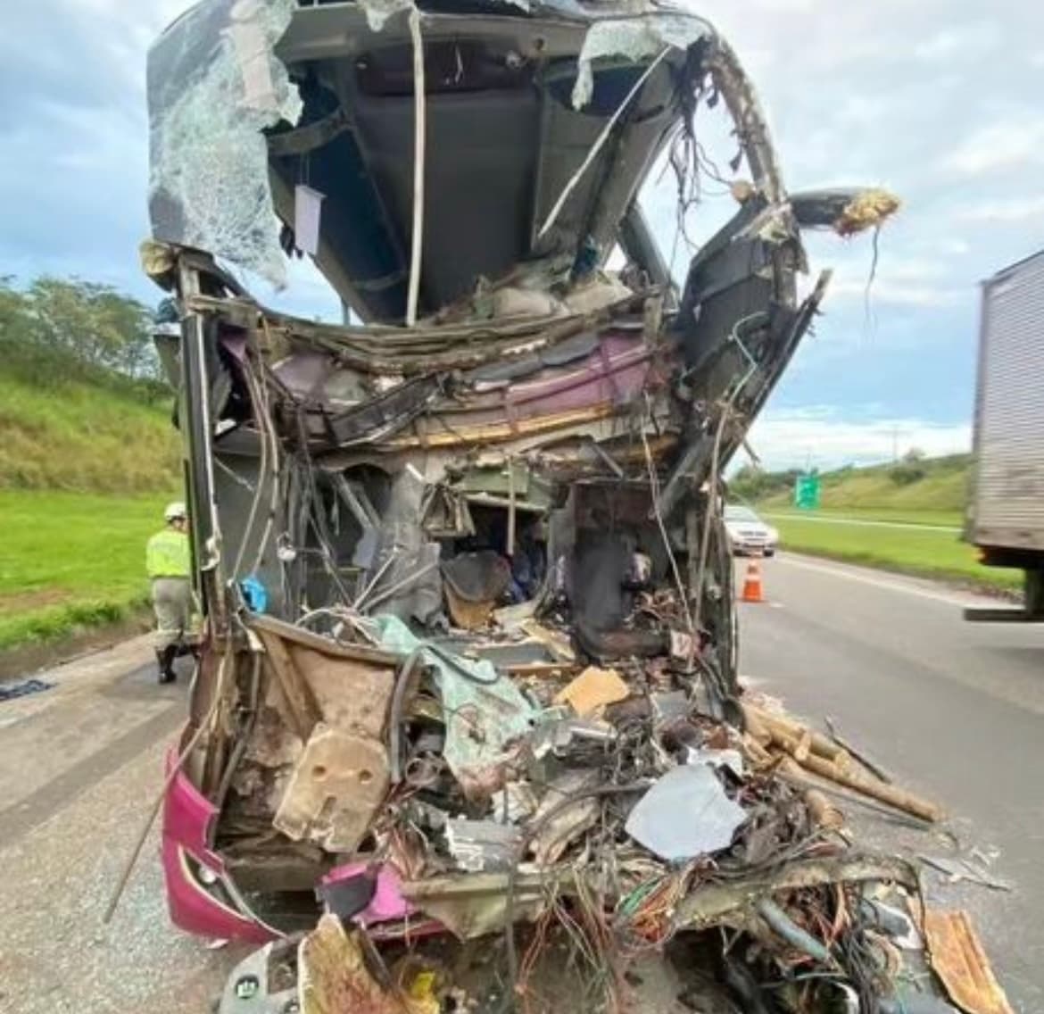 Acidente entre ônibus e caminhão de madeira deixa dois mortos e mais de 40 feridos na rodovia Castelo Branco
