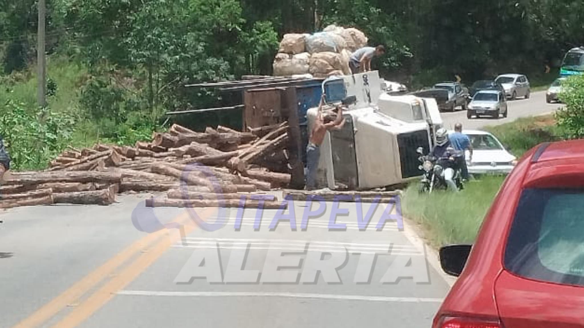 Caminhão carregado de madeira tomba na Rodovia Pedro Rodrigues Garcia, em Itapeva/SP