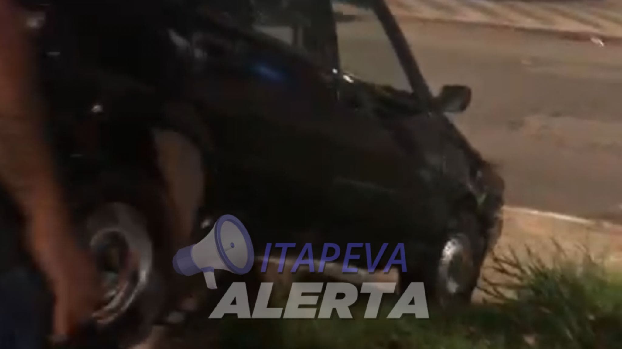 Imprudência: Carro desce escada do canteiro na avenida Acácio Piedade, Itapeva/SP