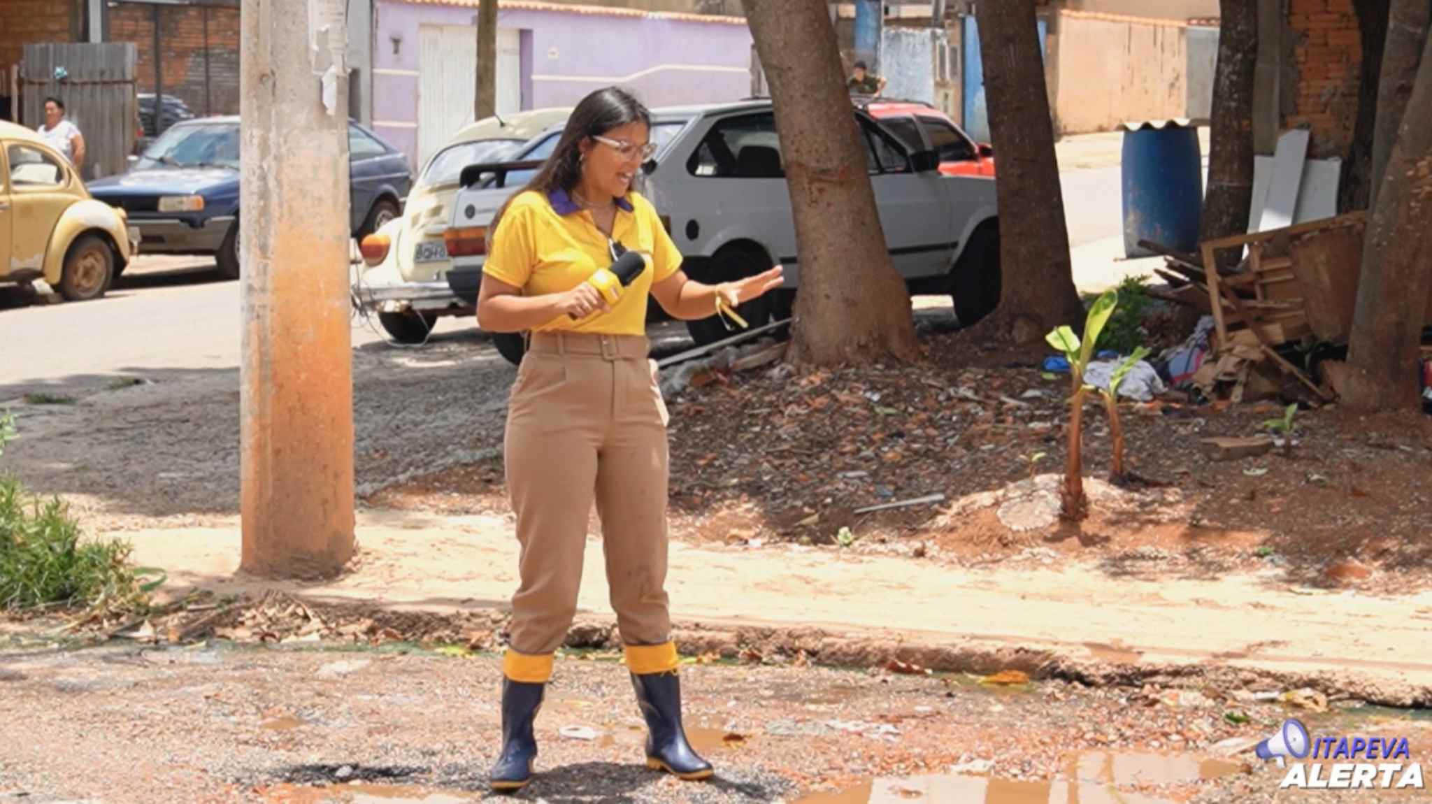 Buracos na antiga rua Taquari na Vila Taquari tem causado grandes transtornos para moradores que estão tentando arrumar com as próprias mãos