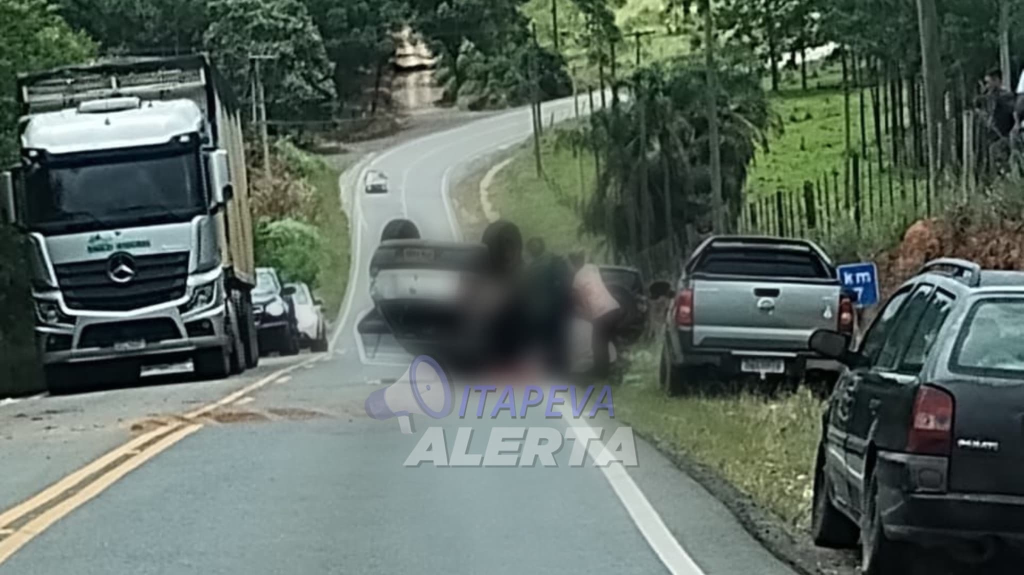 Mulher perde controle da direção de veículo e capota na Estrada Luís José Sguario
