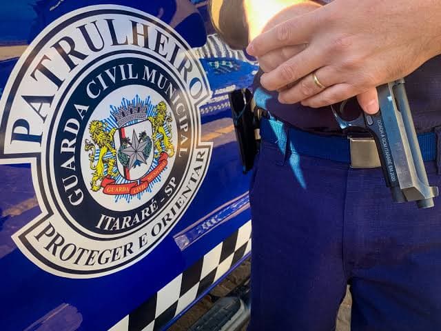 Tentativa de fuga após furto termina em colisão e prisão de dupla suspeita em Itararé -SP